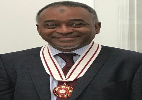 Нигерийский врач-мусульманин становится членом Ордена Британской империи