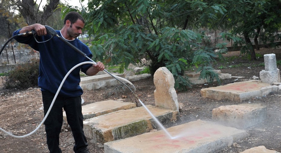 Sprinkling Water on Graves: Any Benefit?