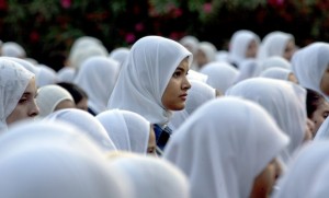 palestine-gaza-city-schoolgirls-hijabs