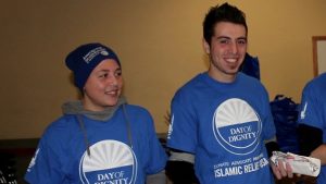 Muslims, Syrian Refugees Give Out to Seattle Homeless_1