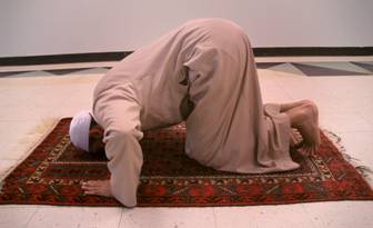 Does Raising Fingertips in Sujud Invalidate Prayer