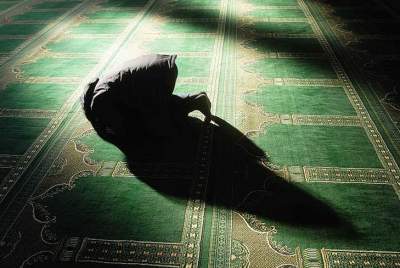 How to Pray With Your Spouse in Islam