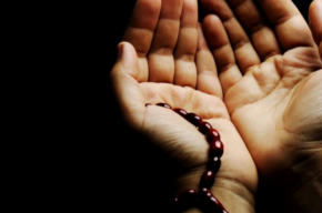Hands raised in supplication to Allah-What to Do When Dad Doesn’t Pray
