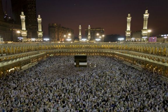 After Farewell Tawaf, Should Pilgrims Walk Backwards to Face the Ka`bah?