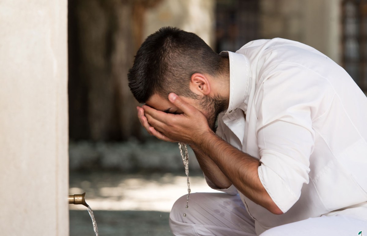 A man making wudu