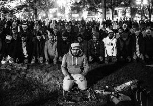 Students Protect Muslims As They Pray in Michigan_1