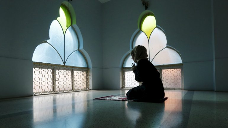 Women in Mosque: Any Special Dress Code?