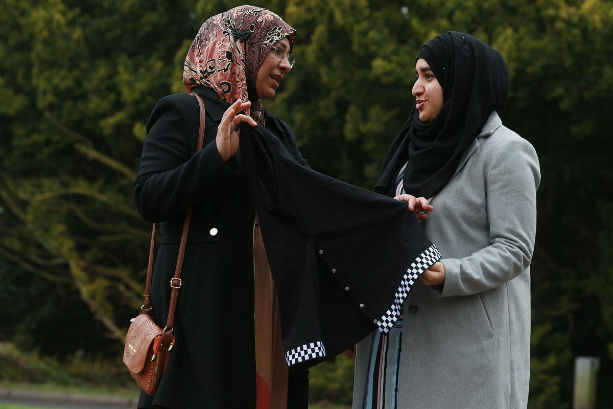 Muslim Mother, Daughter to Become Scotland’s First Hijabi Officers_