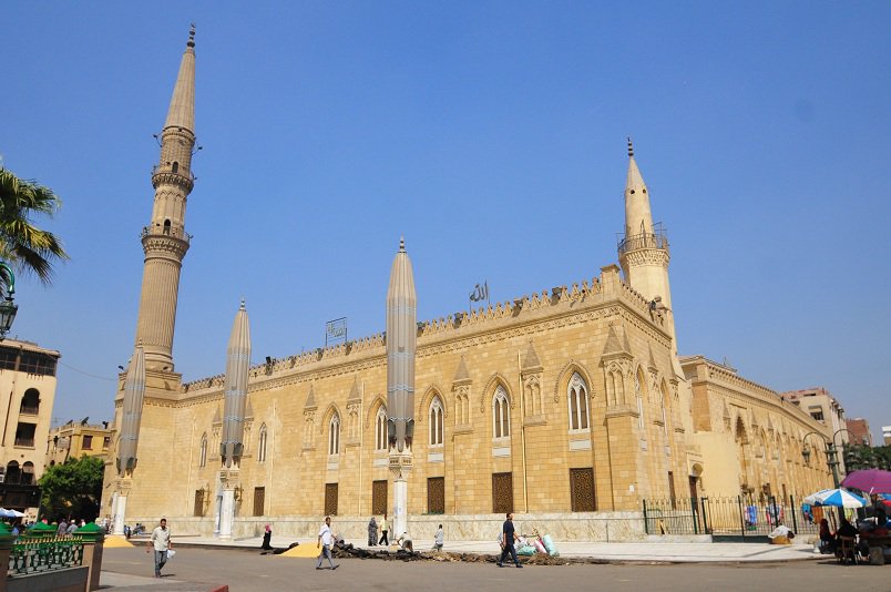 Can a Mosque Have a Tomb?