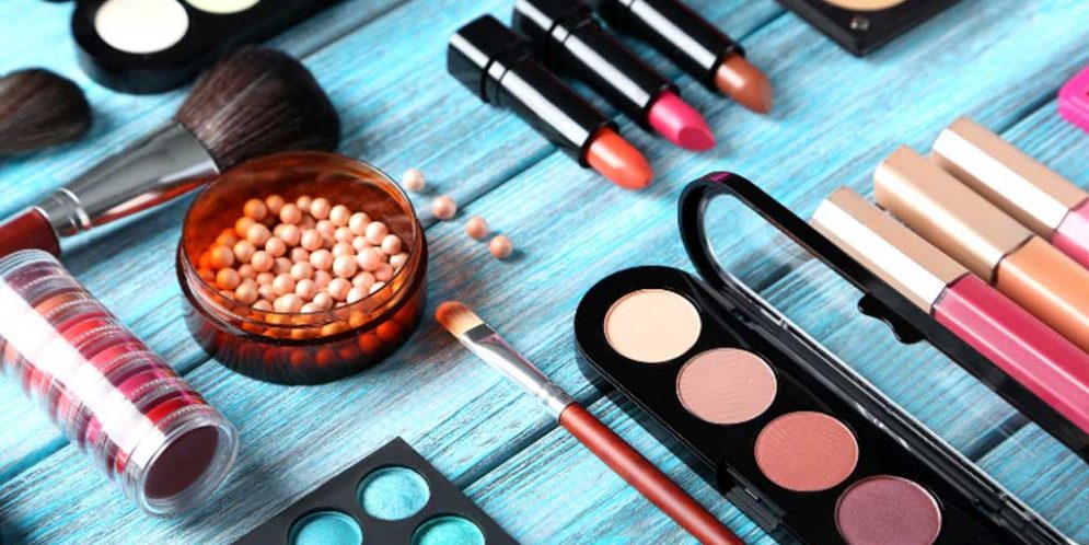 Is it Permissible to Wear Makeup to Women-Only Gatherings?
