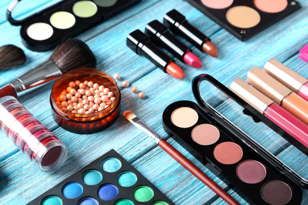 Is it Permissible to Wear Makeup to Women-Only Gatherings?