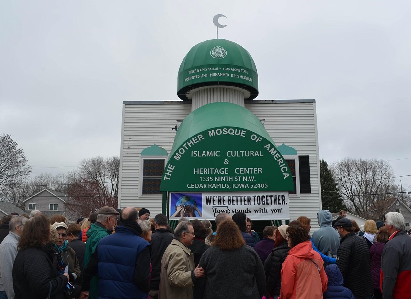 Hundreds Shield US Oldest Mosque to Support Muslims-