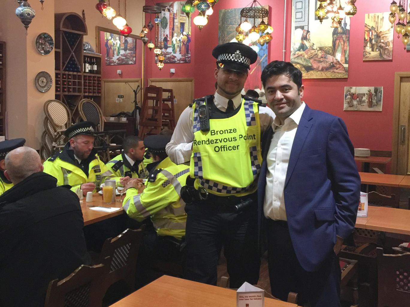 Muslim Restaurateur Feeds Police during London Attack-1