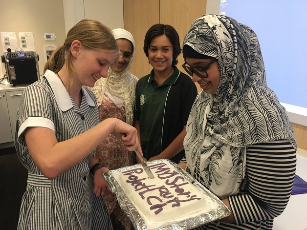 Muslim Women Embrace Aussie Students with Open Arms_1