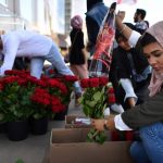 British Muslims Hand out Roses at London Bridge - About Islam