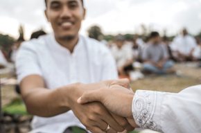 Is Shaking Hands after Prayer an Act of Sunnah?
