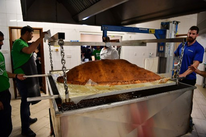 Islamic Samosa Muslim Aid Serves World’s Largest Samosa to Homeless | About Islam