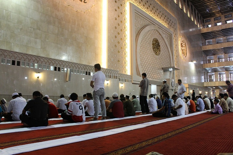 Muslims Struggle with Social Anxieties on `Eid - About Islam