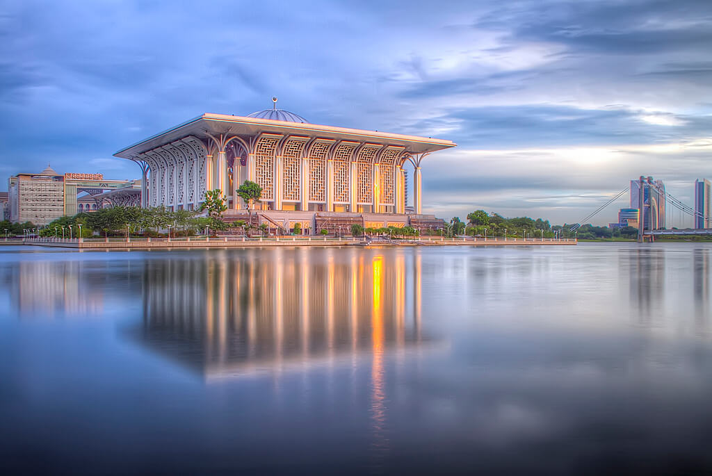 13 Beautiful Mosques Surrounded by Water