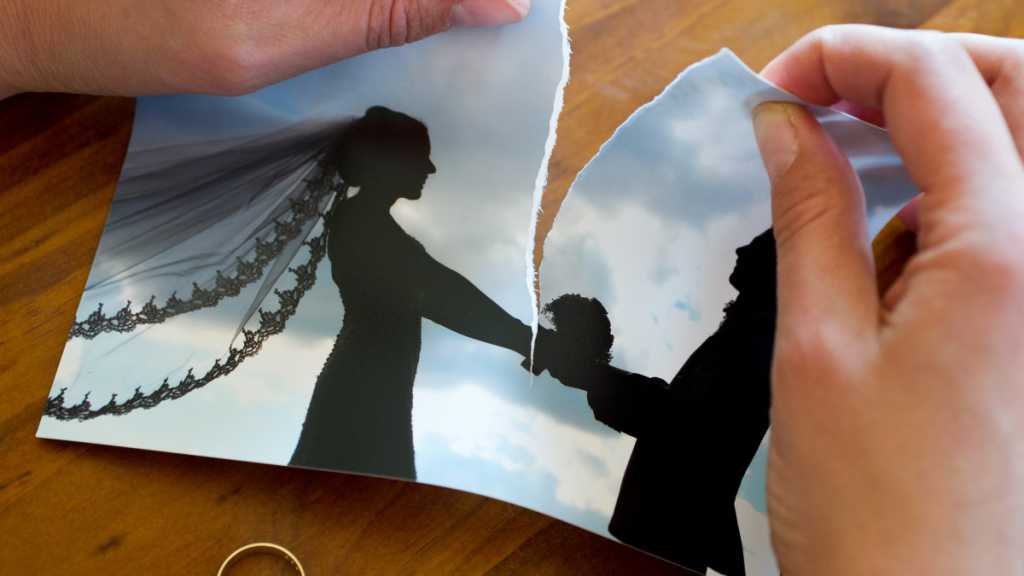 Rüyada Kavgalı Eşinin Birden Boşanmak Çok İstemesi