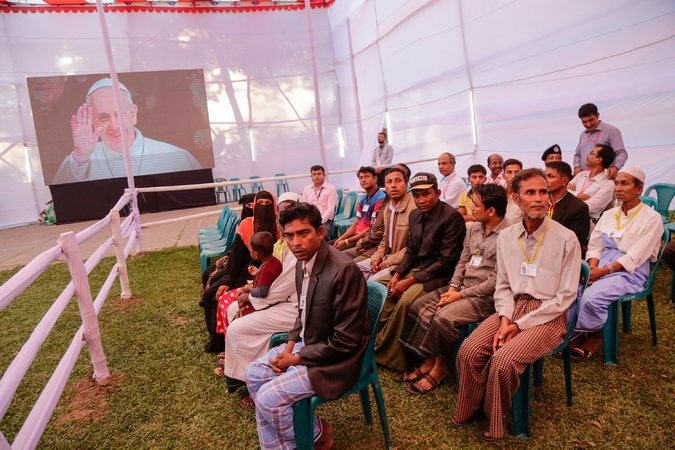 Pope Meets Rohingya Muslims in Bangladesh - About Islam