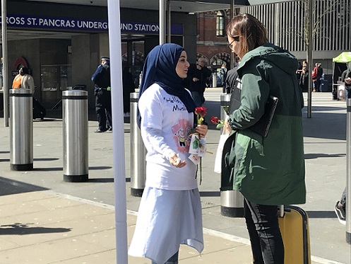 Young Muslims Hand Out Roses for Peace in London - About Islam