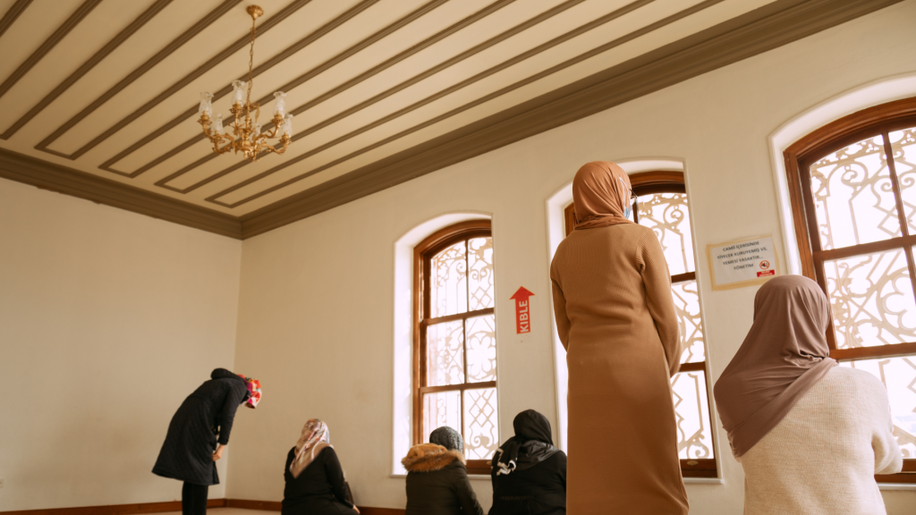Women in mosque-Is Raising Your Voice in the Mosque Allowed?