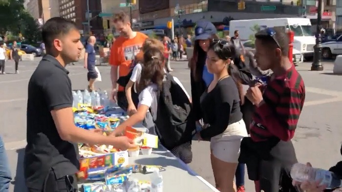 American Muslims Giving out Food in NYC During Ramadan