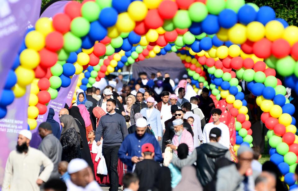 140,000 Gather for `Eid Prayer in Birmingham About Islam