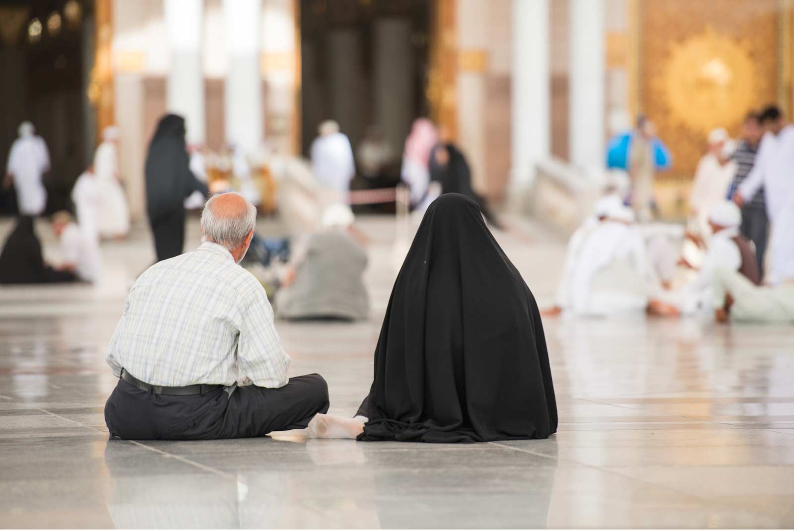 Может ли мусульманка выйти за христианина замуж. Мужчина в мечети. Мусульманская семья молится. Хадж женщины. Парень в мечети.