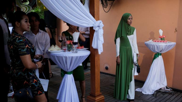 Hijabi Blogger Fights Islamophobia in Burma with Cosmetics - About Islam