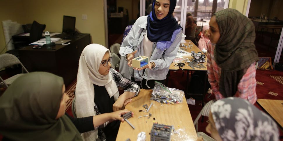 US Teen Creates First All-Girl Muslim Robotics Team - About Islam