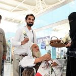 Pilgrims Greeted with Gifts, Flowers in Madinah - About Islam