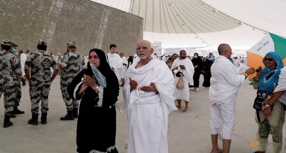 Pilgrims Converge on Jamarat to Stone Devil - About Islam