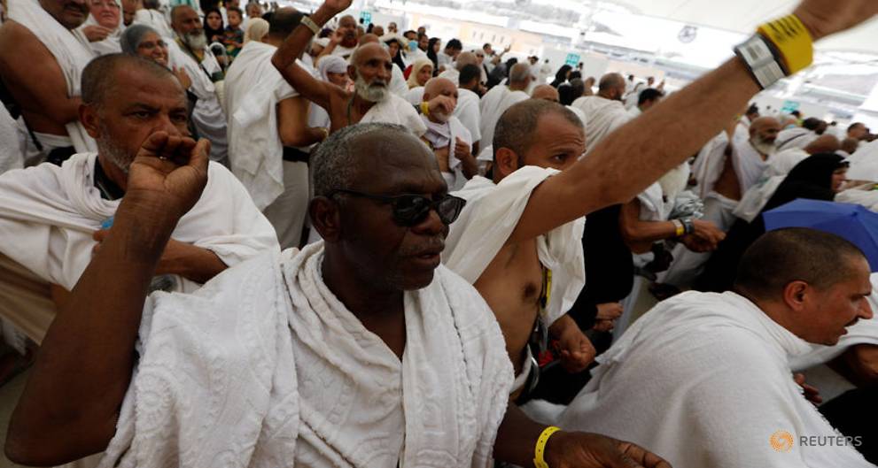 Pilgrims Converge on Jamarat to Stone Devil - About Islam