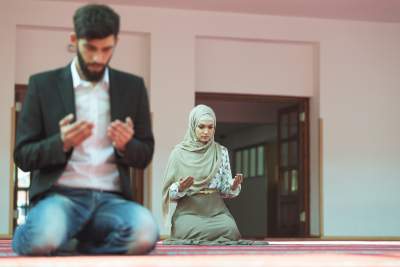 Where Should Wife Stand When Praying with Husband?