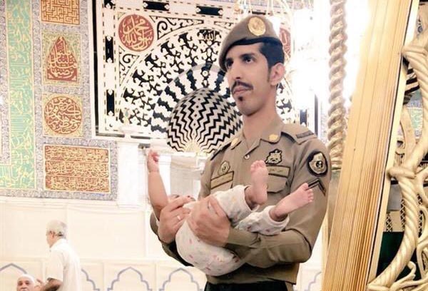 Heartwarming Photo of Saudi Officer Goes Viral