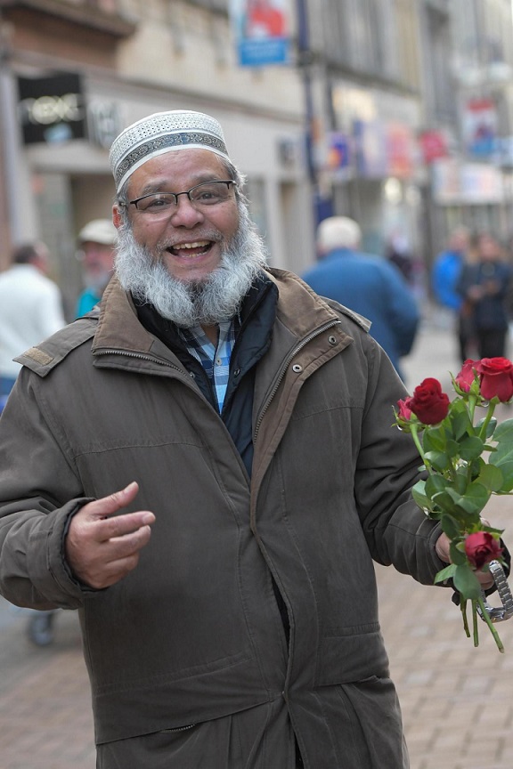 Scottish Muslims Hand out Flowers on Prophet Muhammed's Birthday - About Islam