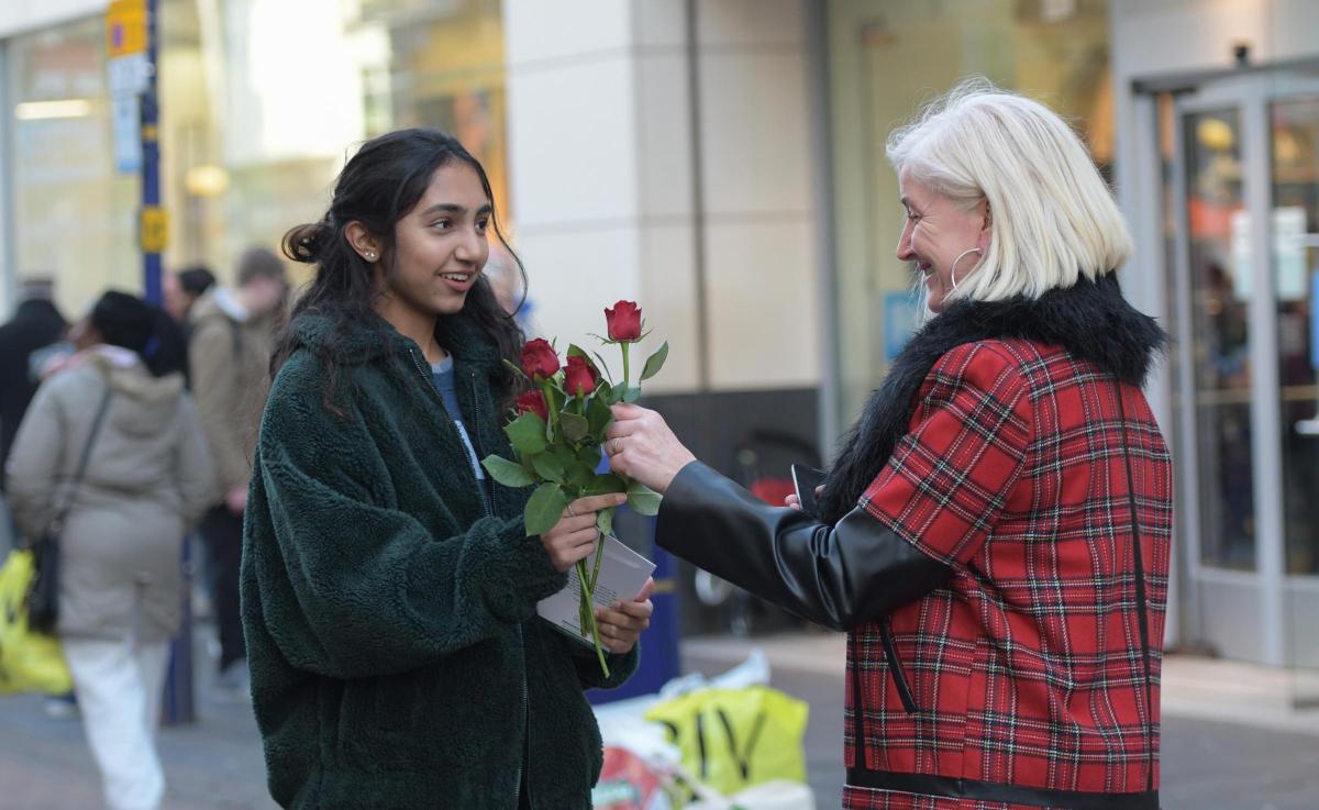 Scottish Muslims Hand out Flowers on Prophet Muhammed's Birthday - About Islam