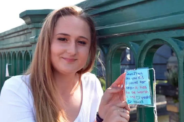 British Teen Prevents Many Suicides with Her Uplifting Notes