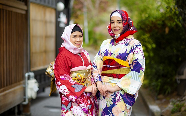 Muslims Visiting Japan Offered 'Wagara' Hijab to Match Kimonos - About Islam