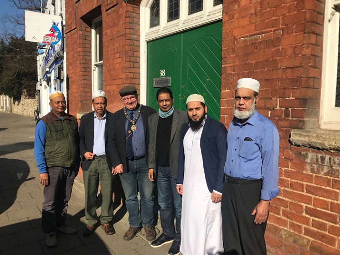 After Hate Messages, UK Mayor Invites Public to Mosque Prayer Service - About Islam