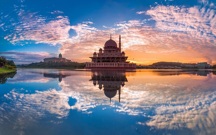 This Mosque Guard Taught Himself 7 Languages to Help Visitors - About Islam