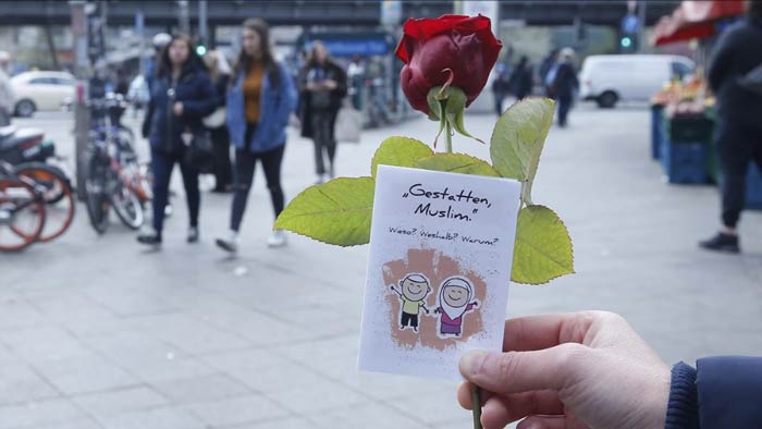 Breaking Fears, Muslim Youth Hand Out Roses to Passersby in 10 Countries - About Islam
