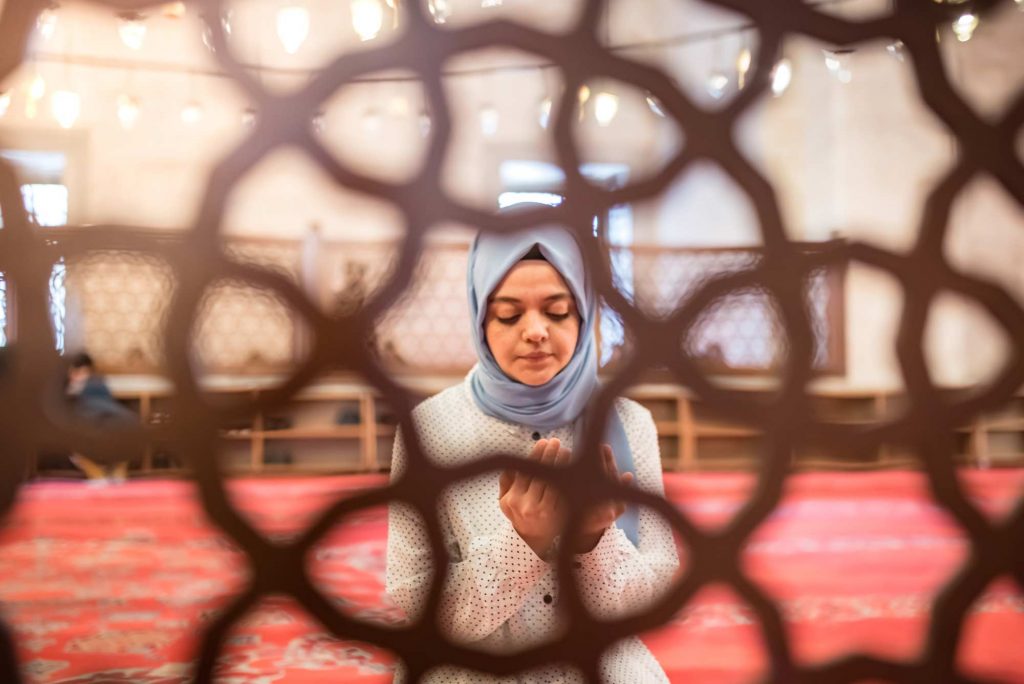 10 Hadiths About Women I`tikaf and Engagement in Mosque Activities