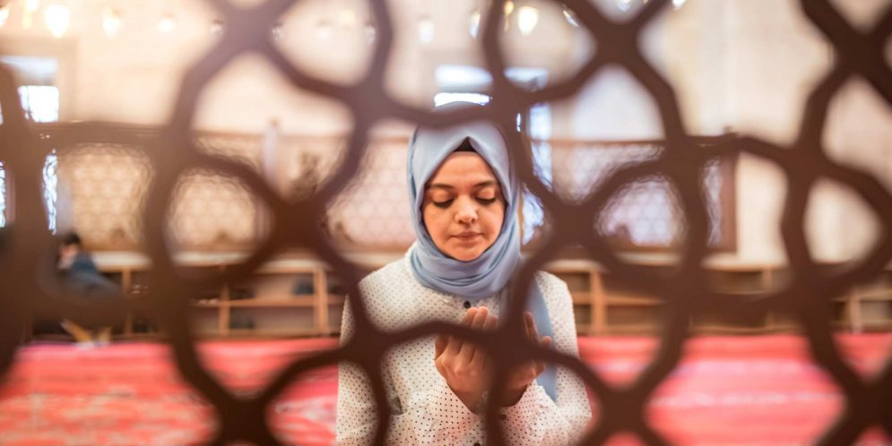 10 Hadiths About Women I`tikaf and Engagement in Mosque Activities