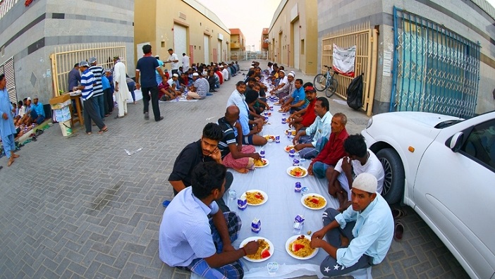 This Non-Muslim Expat Serves Daily Iftar to Over 300 Workers - About Islam