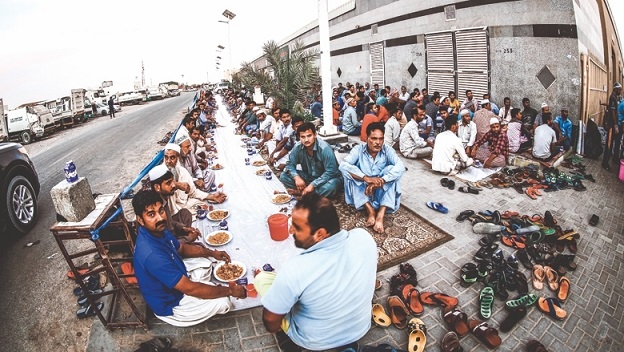 This Non-Muslim Expat Serves Daily Iftar to Over 300 Workers - About Islam