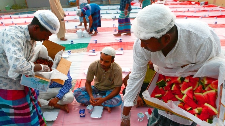 This Non-Muslim Expat Serves Daily Iftar to Over 300 Workers - About Islam