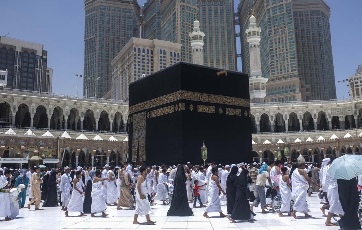 pilgrims making tawaf